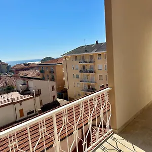 Casa Maestrale - Elegante Con Balcone Vista Mare , Finale Ligure Italia